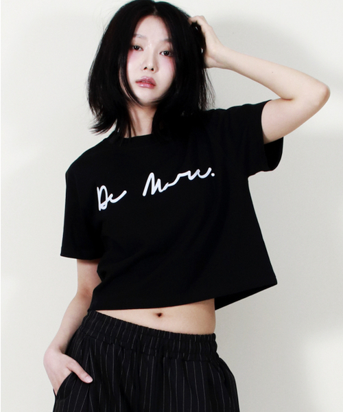 DEMARC(ドゥマーク)の「ROUGH WRITING TEXT-LOGO CROP T-SHIRT BLACK(Tシャツ/カットソー・レディース・その他・MEDIUM/LARGE)」の1枚目の写真