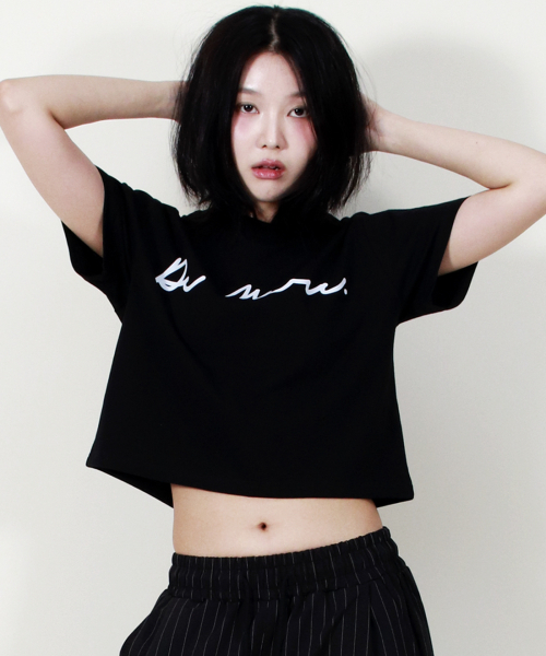 DEMARC(ドゥマーク)の「ROUGH WRITING TEXT-LOGO CROP T-SHIRT BLACK(Tシャツ/カットソー・レディース・その他・MEDIUM/LARGE)」の6枚目の写真