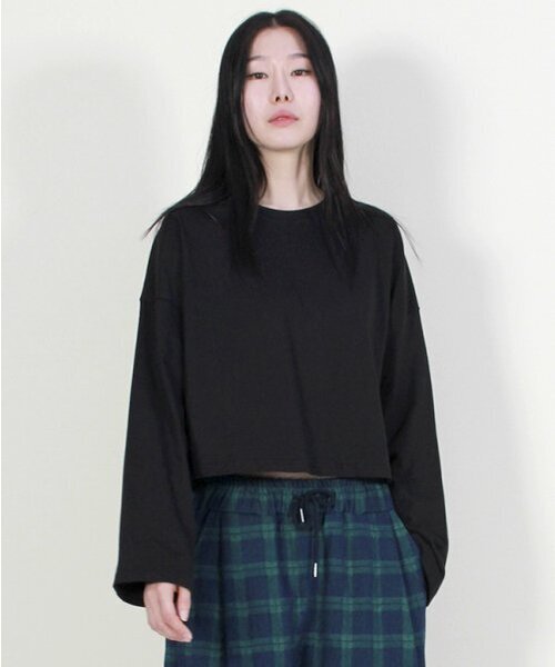 DEMARC(ドゥマーク)の「オーバーサイズセミクロップ長袖Tシャツブラック(Tシャツ/カットソー・レディース・その他・LARGE/MEDIUM)」の1枚目の写真