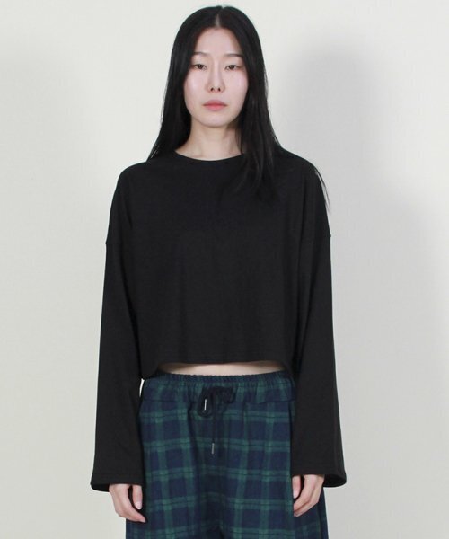 DEMARC(ドゥマーク)の「オーバーサイズセミクロップ長袖Tシャツブラック(Tシャツ/カットソー・レディース・その他・LARGE/MEDIUM)」の2枚目の写真
