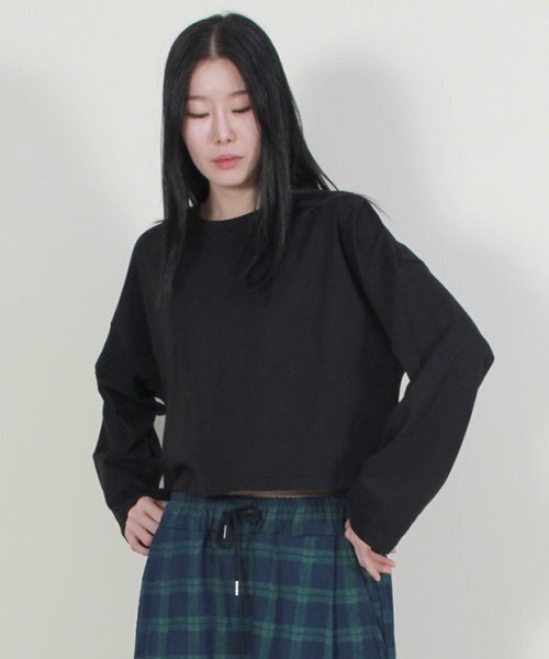 DEMARC(ドゥマーク)の「オーバーサイズセミクロップ長袖Tシャツブラック(Tシャツ/カットソー・レディース・その他・LARGE/MEDIUM)」の5枚目の写真