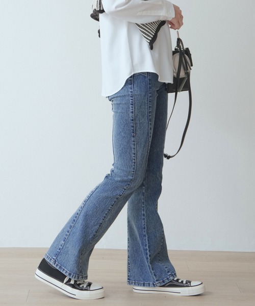 .WORKS(ドットワークス)の「前脇クロス切替 ストレッチデニムフレアーパンツ(デニムパンツ・レディース・ダークグレー/サックスブルー/ブルー・61/64)」の8枚目の写真