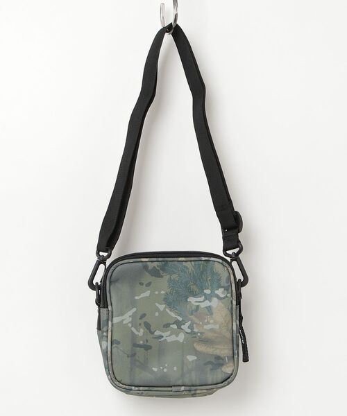 Carhartt WIP（カーハートダブリューアイピー）の「【Carhartt WIP】ESSENTIALS BAG SMALL（ショルダーバッグ・メンズ・ブラック/ダークグリーン/グリーン系1/グリーン/グレー/ライトブラウン・FREE）」の18枚目の写真