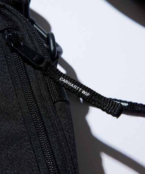 Carhartt WIP（カーハートダブリューアイピー）の「【Carhartt WIP】ESSENTIALS BAG SMALL（ショルダーバッグ・メンズ・ブラック/ダークグリーン/グリーン系1/グリーン/グレー/ライトブラウン・FREE）」の13枚目の写真