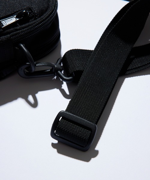 Carhartt WIP（カーハートダブリューアイピー）の「【Carhartt WIP】ESSENTIALS BAG SMALL（ショルダーバッグ・メンズ・ブラック/ダークグリーン/グリーン系1/グリーン/グレー/ライトブラウン・FREE）」の14枚目の写真