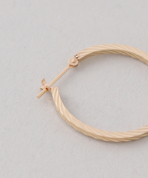 Lilas(リラ)の「《一部店舗+WEB限定》スクリューフープピアスM K18(両耳)(ピアス(両耳用)・レディース・ゴールド・FREE)」の13枚目の写真