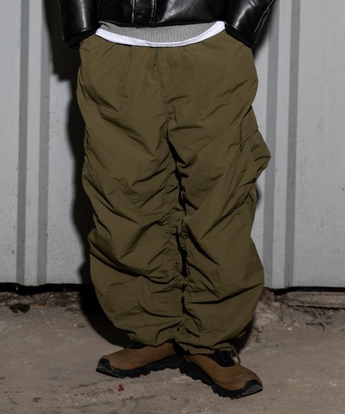 XTONZ(エクストーンズ)の「XP127 シュリンクカーゴパンツ (カーキ)(スウェットパンツ・レディース・その他・SMALL/MEDIUM/LARGE)」の2枚目の写真
