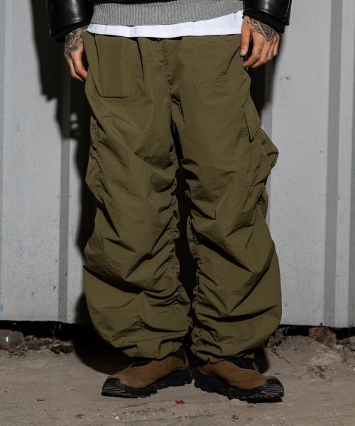 XTONZ(エクストーンズ)の「XP127 シュリンクカーゴパンツ (カーキ)(スウェットパンツ・レディース・その他・SMALL/MEDIUM/LARGE)」の4枚目の写真