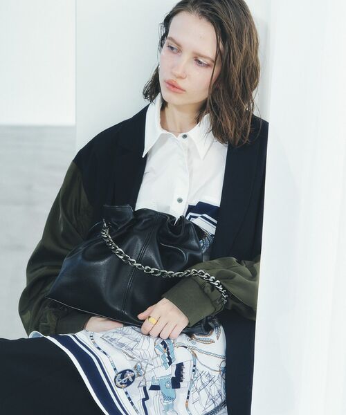 YECCA VECCA（イェッカヴェッカ）の「2wayチェーンギャザーバッグ（ショルダーバッグ・レディース・ブラック/シルバー/ゴールド・FREE）」の2枚目の写真