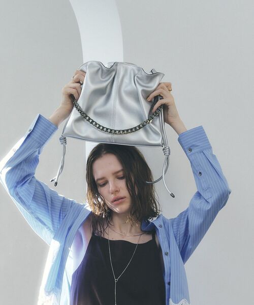YECCA VECCA（イェッカヴェッカ）の「2wayチェーンギャザーバッグ（ショルダーバッグ・レディース・ブラック/シルバー/ゴールド・FREE）」の5枚目の写真