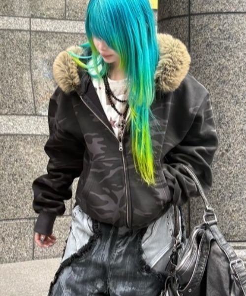 Chikashitsu +(チカシツプラス)の「【Chikashitsu +】cropped camouflage fur zip hoodie / 【チカシツプラス】クロップドカモフラージュファー付きジップパーカー(パーカー・メンズ・チャコール/カーキ・ONE SIZE)」の2枚目の写真