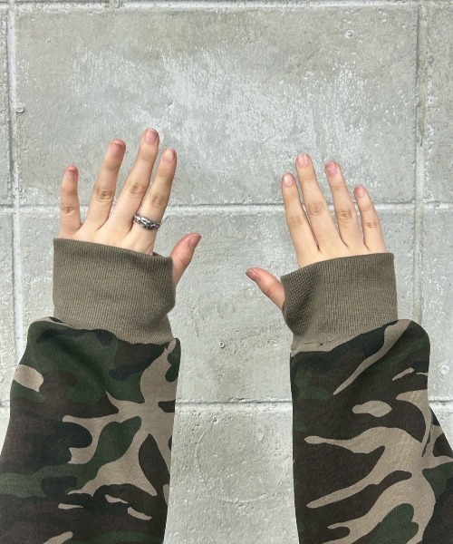 Chikashitsu +(チカシツプラス)の「【Chikashitsu +】cropped camouflage fur zip hoodie / 【チカシツプラス】クロップドカモフラージュファー付きジップパーカー(パーカー・メンズ・チャコール/カーキ・ONE SIZE)」の19枚目の写真