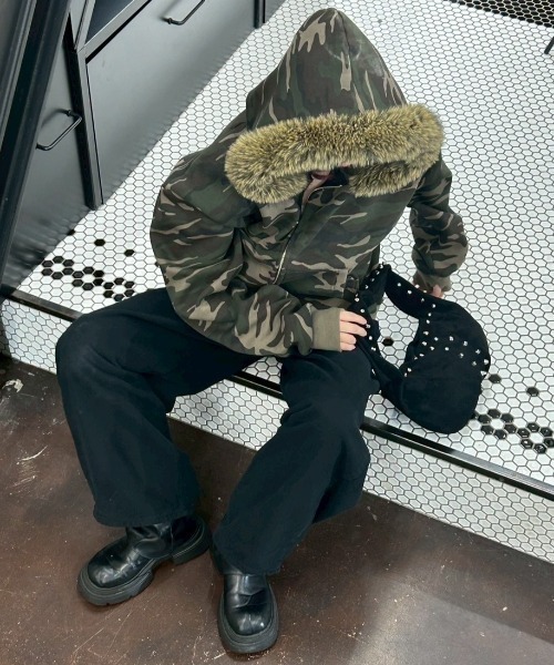 Chikashitsu +(チカシツプラス)の「【Chikashitsu +】cropped camouflage fur zip hoodie / 【チカシツプラス】クロップドカモフラージュファー付きジップパーカー(パーカー・メンズ・チャコール/カーキ・ONE SIZE)」の13枚目の写真