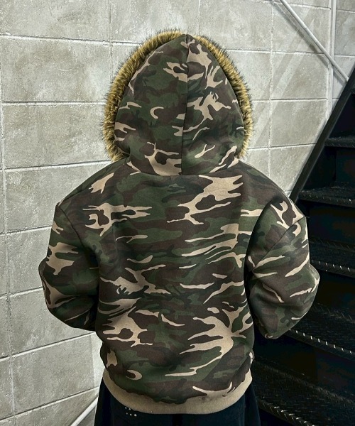 Chikashitsu +(チカシツプラス)の「【Chikashitsu +】cropped camouflage fur zip hoodie / 【チカシツプラス】クロップドカモフラージュファー付きジップパーカー(パーカー・メンズ・チャコール/カーキ・ONE SIZE)」の18枚目の写真