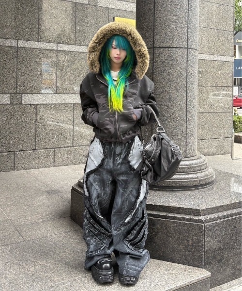 Chikashitsu +(チカシツプラス)の「【Chikashitsu +】cropped camouflage fur zip hoodie / 【チカシツプラス】クロップドカモフラージュファー付きジップパーカー(パーカー・メンズ・チャコール/カーキ・ONE SIZE)」の3枚目の写真