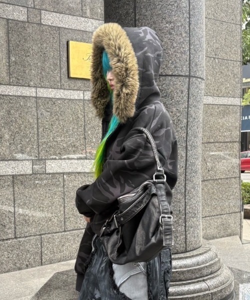 Chikashitsu +(チカシツプラス)の「【Chikashitsu +】cropped camouflage fur zip hoodie / 【チカシツプラス】クロップドカモフラージュファー付きジップパーカー(パーカー・メンズ・チャコール/カーキ・ONE SIZE)」の7枚目の写真