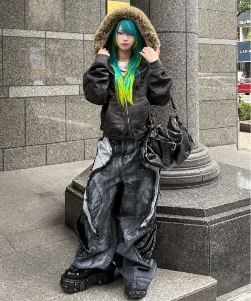 Chikashitsu +(チカシツプラス)の「【Chikashitsu +】cropped camouflage fur zip hoodie / 【チカシツプラス】クロップドカモフラージュファー付きジップパーカー(パーカー・メンズ・チャコール/カーキ・ONE SIZE)」の4枚目の写真