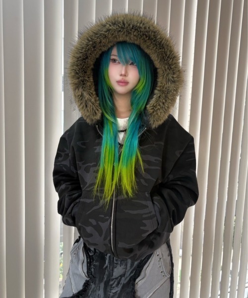 Chikashitsu +(チカシツプラス)の「【Chikashitsu +】cropped camouflage fur zip hoodie / 【チカシツプラス】クロップドカモフラージュファー付きジップパーカー(パーカー・メンズ・チャコール/カーキ・ONE SIZE)」の6枚目の写真