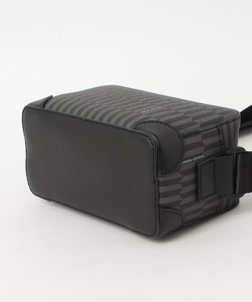 ARMANI EXCHANGE（アルマーニエクスチェンジ）の「【A|X アルマーニ エクスチェンジ】ジオメトリックプリント ショルダーバッグ（ショルダーバッグ・メンズ・ブラック・FREE）」の3枚目の写真