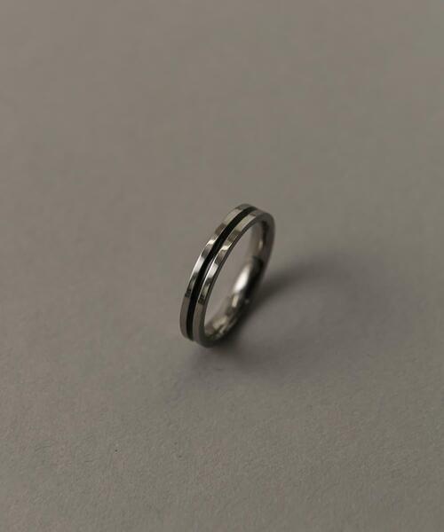 SMELLY(スメリー)の「ステンレスブラックラインリング(リング・メンズ・シルバー系その他・18)」の2枚目の写真