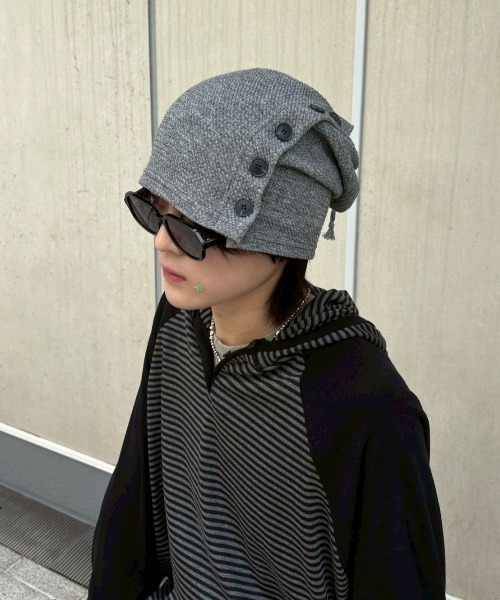 Never mind the XU / Chikashitsu+(ネバーマインド ザ エックスユー / チカシツプラス)の「【nmtc+】button neck warmer cap / 【エヌエムティーシープラス】ボタンネックウォーマーキャップ<着用動画あり>(ニットキャップ/ビーニー・メンズ・チャコール/グレー・ONE SIZE)」の1枚目の写真