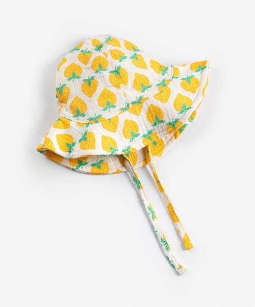 BOBO CHOSES(ボボショーズ)の「総柄Strawberryベビー帽子【ベビー】(その他ベビー用品・キッズ・イエロー・50/48)」の1枚目の写真