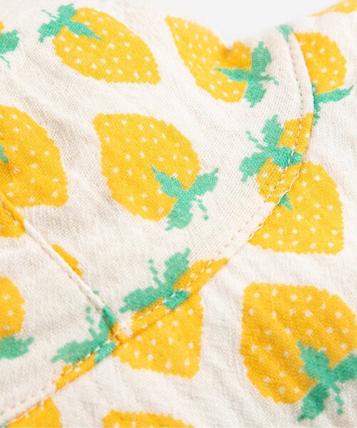 BOBO CHOSES(ボボショーズ)の「総柄Strawberryベビー帽子【ベビー】(その他ベビー用品・キッズ・イエロー・50/48)」の2枚目の写真