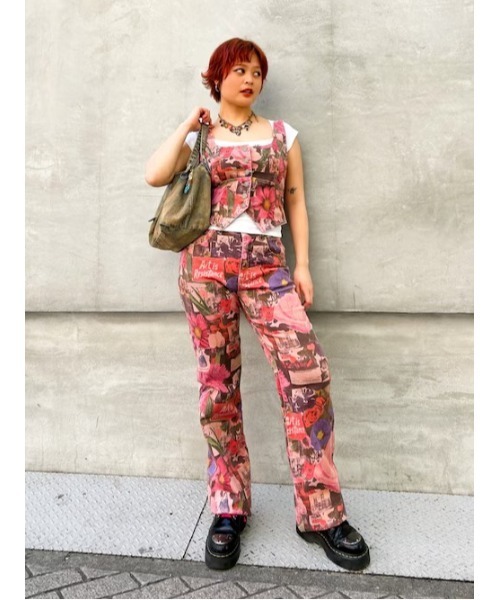 Desigual(デシグアル)の「ピンクフローラル×"Art is Resistance" グラフィックプリントストレートデニムパンツ(デニムパンツ・レディース・レッド・34/36/38/40/42/44)」の4枚目の写真