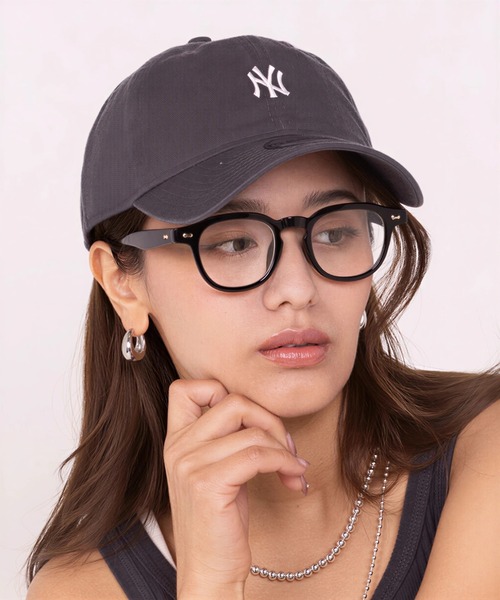 NEW ERA(ニューエラ)の「【NEW ERA/ニューエラ】9TWENTY MLB NY YANKEES MINI LOGO CAP ニューヨークヤンキース キャップ 帽子 ユニセックス(キャップ・レディース・ネイビー/チャコールグレー/ブラック/ライトベージュ・FREE)」の1枚目の写真