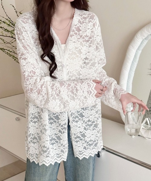 DAY CLOSET(デイ クローゼット)の「【透け感×花柄×レース 】長袖 開襟 Vネック スカラップ風トップス レディース(シャツ/ブラウス・レディース・ホワイト・M)」の1枚目の写真