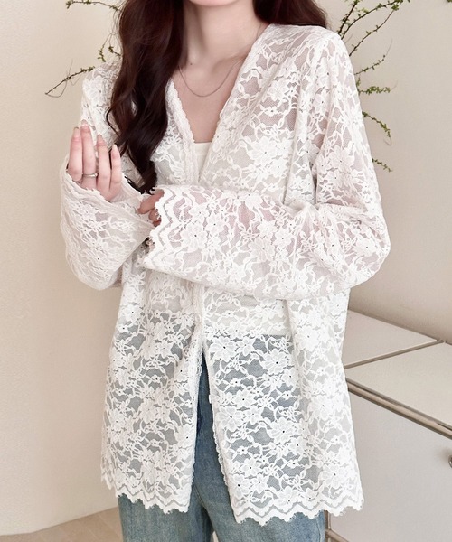 DAY CLOSET(デイ クローゼット)の「【透け感×花柄×レース 】長袖 開襟 Vネック スカラップ風トップス レディース(シャツ/ブラウス・レディース・ホワイト・M)」の2枚目の写真