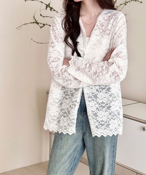 DAY CLOSET(デイ クローゼット)の「【透け感×花柄×レース 】長袖 開襟 Vネック スカラップ風トップス レディース(シャツ/ブラウス・レディース・ホワイト・M)」の3枚目の写真
