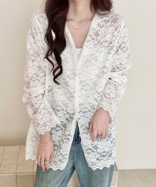 DAY CLOSET(デイ クローゼット)の「【透け感×花柄×レース 】長袖 開襟 Vネック スカラップ風トップス レディース(シャツ/ブラウス・レディース・ホワイト・M)」の4枚目の写真