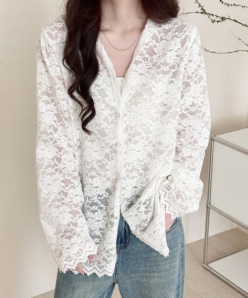 DAY CLOSET(デイ クローゼット)の「【透け感×花柄×レース 】長袖 開襟 Vネック スカラップ風トップス レディース(シャツ/ブラウス・レディース・ホワイト・M)」の5枚目の写真