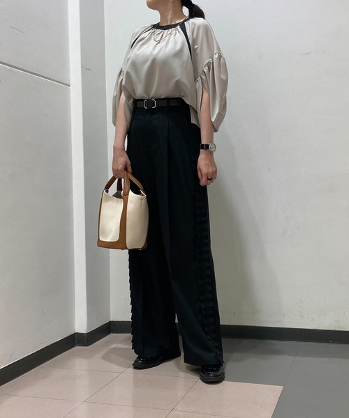 RAW FUDGE(ローファッジ)の「サイドプリーツワイドパンツ(その他パンツ・レディース・グレイッシュベージュ/ブラック/アイボリー・M)」の7枚目の写真