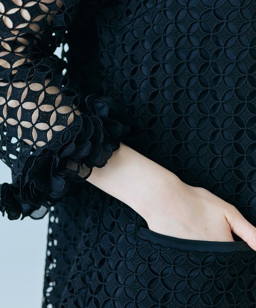 Audie a Muses(オーディアミューズ)の「【人気のため追加】ラグジュアリーレースワンピース(ワンピース・レディース・オフホワイト/ブラック・38/40/42)」の5枚目の写真