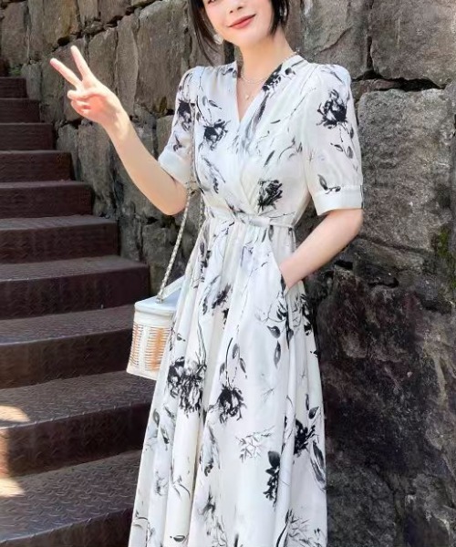 LUCPY(ラクピー)の「モノトーンフラワーカシュクールロングワンピース(ワンピース・レディース・ホワイト・X-LARGE/LARGE/MEDIUM/SMALL)」の2枚目の写真