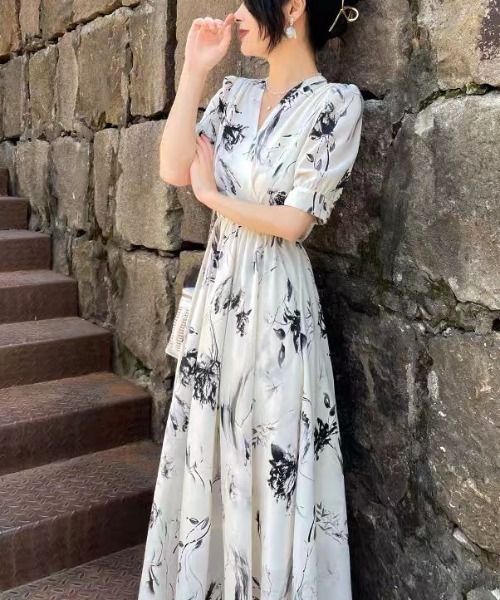 LUCPY(ラクピー)の「モノトーンフラワーカシュクールロングワンピース(ワンピース・レディース・ホワイト・X-LARGE/LARGE/MEDIUM/SMALL)」の3枚目の写真