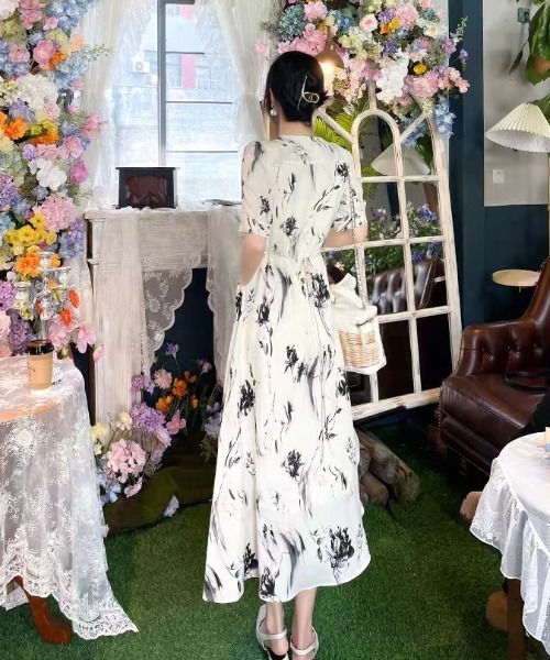 LUCPY(ラクピー)の「モノトーンフラワーカシュクールロングワンピース(ワンピース・レディース・ホワイト・X-LARGE/LARGE/MEDIUM/SMALL)」の4枚目の写真
