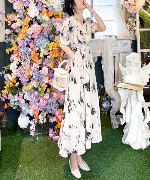 LUCPY(ラクピー)の「モノトーンフラワーカシュクールロングワンピース(ワンピース・レディース・ホワイト・X-LARGE/LARGE/MEDIUM/SMALL)」の5枚目の写真