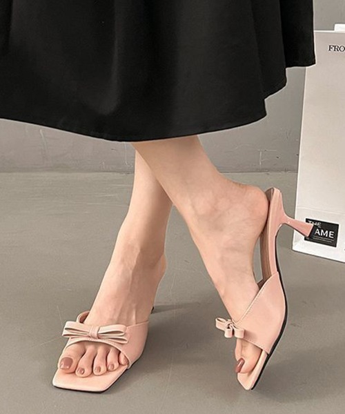 mielu(ミエル)の「スクエアトゥリボンミュール(パンプス・レディース・ホワイト/ピンクベージュ/ブラック・24.0cm/23.5cm/24.5cm)」の13枚目の写真