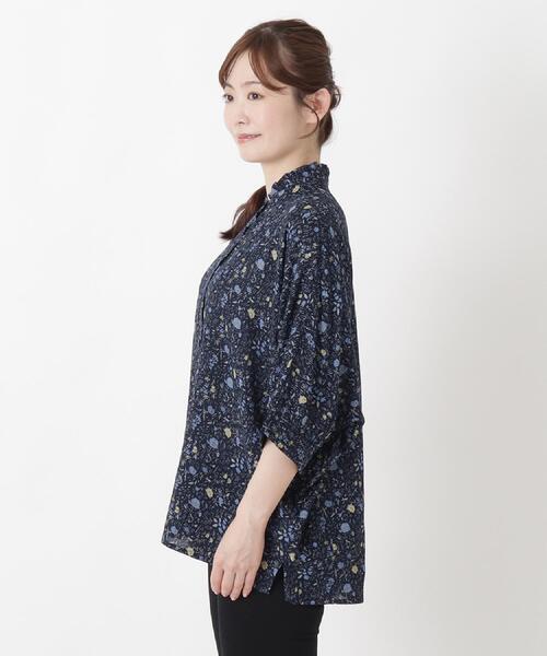 one'sterrace(ワンズテラス)の「ドビーストライプ 花柄ドルマンブラウス(シャツ/ブラウス・レディース・ネイビー系5/アイボリー系8/ライトグレー系8・02)」の11枚目の写真