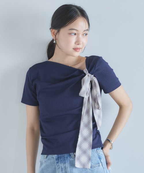 archives(アルシーヴ)の「【チェックリボンが主役の着映えトップス】2wayチェックシフォンリボンドレープカットTOPS(Tシャツ/カットソー・レディース・ブラック/ネイビー/アイボリー・MEDIUM)」の3枚目の写真