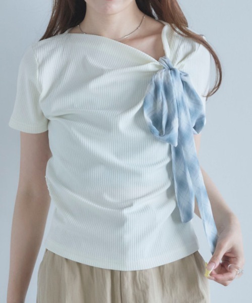 archives(アルシーヴ)の「【チェックリボンが主役の着映えトップス】2wayチェックシフォンリボンドレープカットTOPS(Tシャツ/カットソー・レディース・ブラック/ネイビー/アイボリー・MEDIUM)」の1枚目の写真