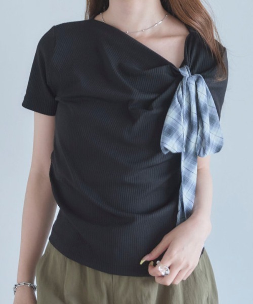archives(アルシーヴ)の「【チェックリボンが主役の着映えトップス】2wayチェックシフォンリボンドレープカットTOPS(Tシャツ/カットソー・レディース・ブラック/ネイビー/アイボリー・MEDIUM)」の2枚目の写真