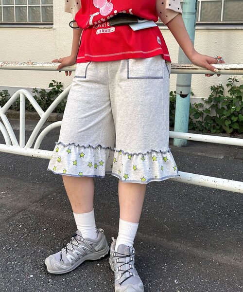 HELLO.SANFRANCISCO(ハローサンフランシスコ)の「【HELLO.SANFRANCISCO/ハローサンフランシスコ】裾フリル星柄スウェットハーフパンツ(その他パンツ・レディース・グレー/ライトグレー・ONE SIZE)」の2枚目の写真