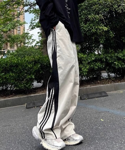 WYZ wear(ダブリューワイジィーウェア)の「サイドライントラックワイドパンツ/ユニセックス(その他パンツ・メンズ・アイボリー/ブラック・XL/M/L)」の8枚目の写真