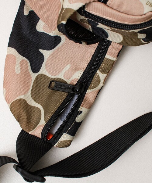 UNIVERSAL OVERALL(ユニバーサルオーバーオール)の「【UNIVERSAL OVERALL】Action Square Waist Bag(ボディバッグ/ウエストポーチ・メンズ・カモフラージュ/ブラック・FREE)」の10枚目の写真