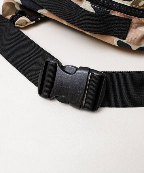 UNIVERSAL OVERALL(ユニバーサルオーバーオール)の「【UNIVERSAL OVERALL】Action Square Waist Bag(ボディバッグ/ウエストポーチ・メンズ・カモフラージュ/ブラック・FREE)」の11枚目の写真
