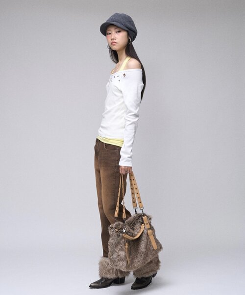 WHO'S WHO gallery(フーズフーギャラリー)の「【WEB限定/26AW新色あり】アイレットオフショルトップス(Tシャツ/カットソー・レディース・ブラック/サックスブルー/オフホワイト/パープル/チャコールグレー・FREE)」の12枚目の写真